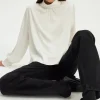 Blouse en satin écru à col montant - BERYLL | Pablo Online