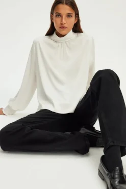 Blouse en satin écru à col montant - BERYLL | Pablo Online