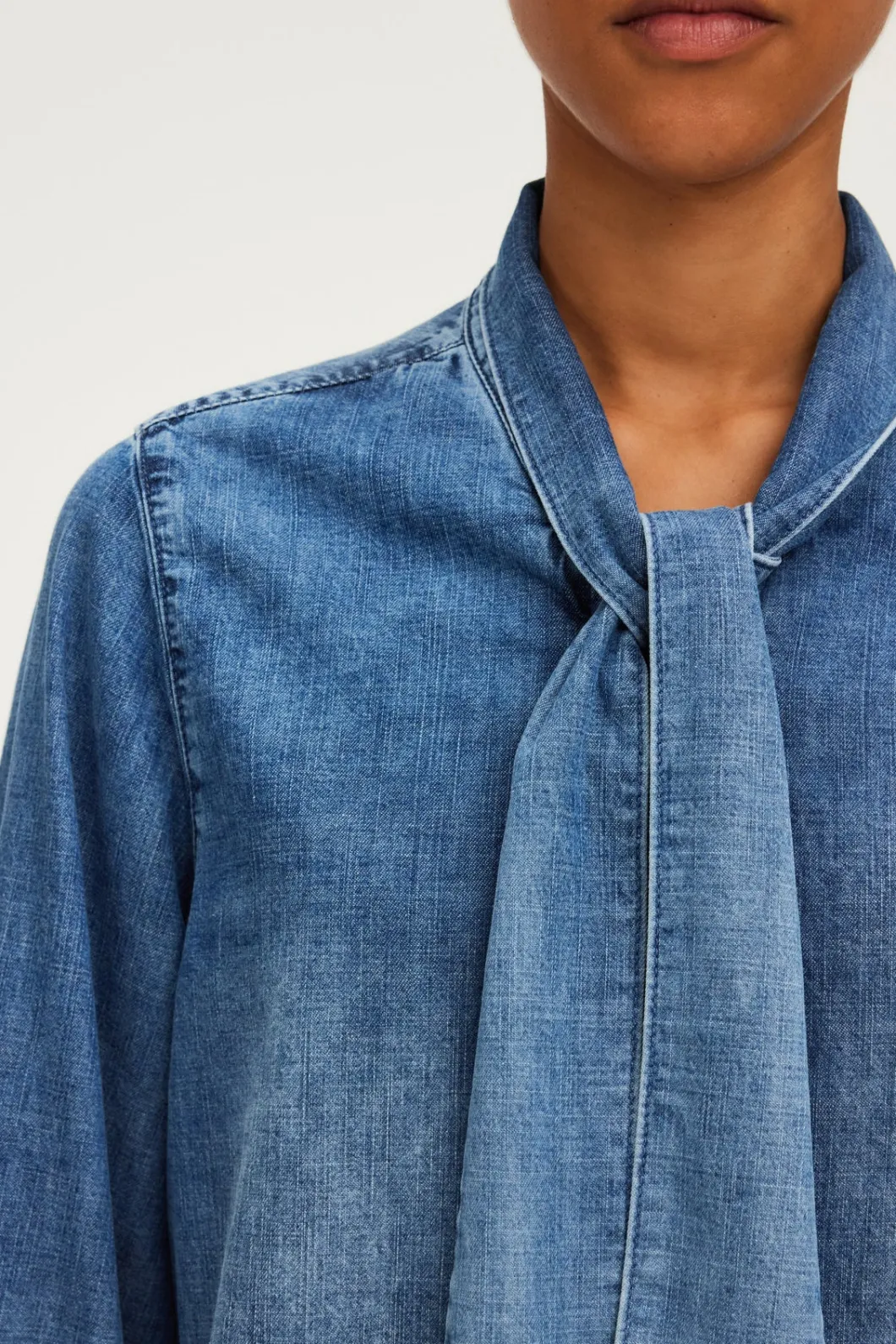 Chemise en jean et col lavallière - BRYONY | Pablo Discount